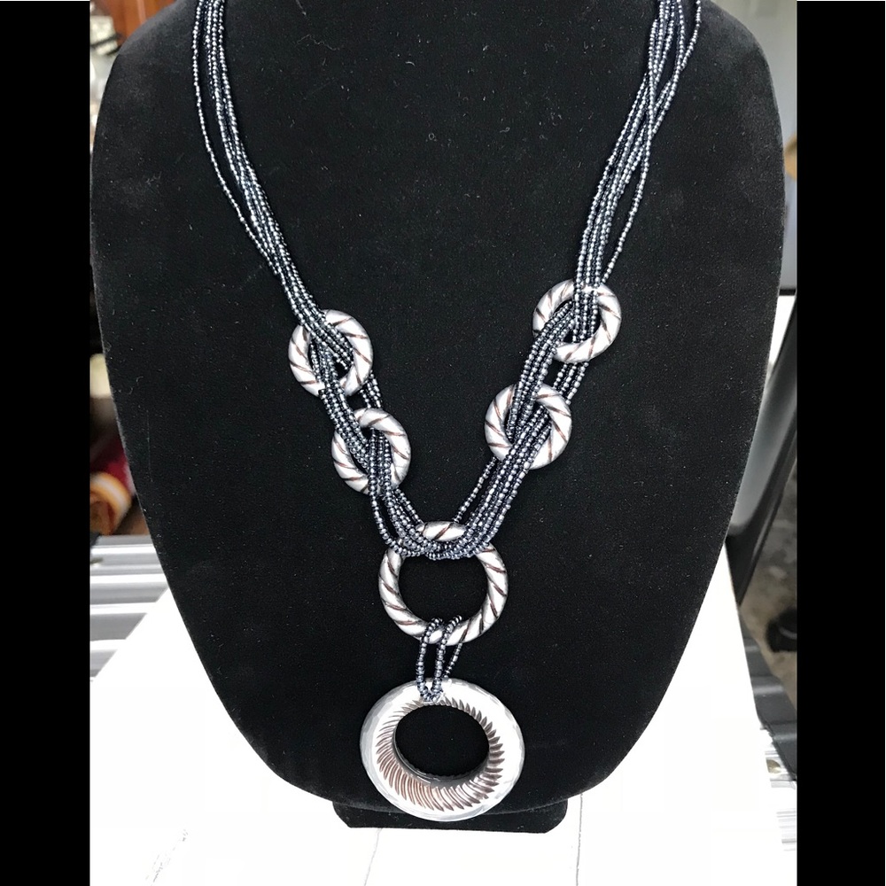 Accent necklace